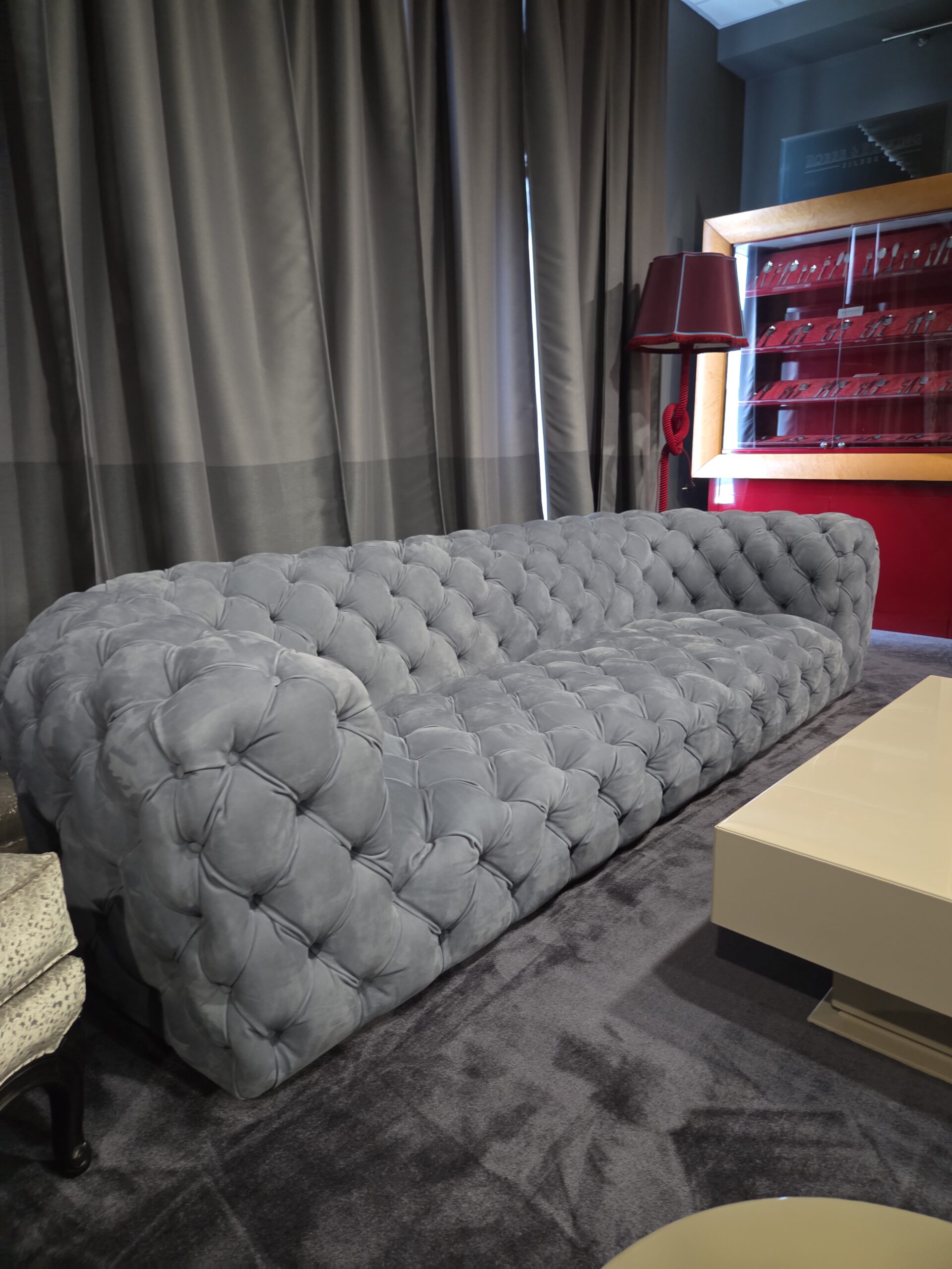 Chester Moon, sedačka