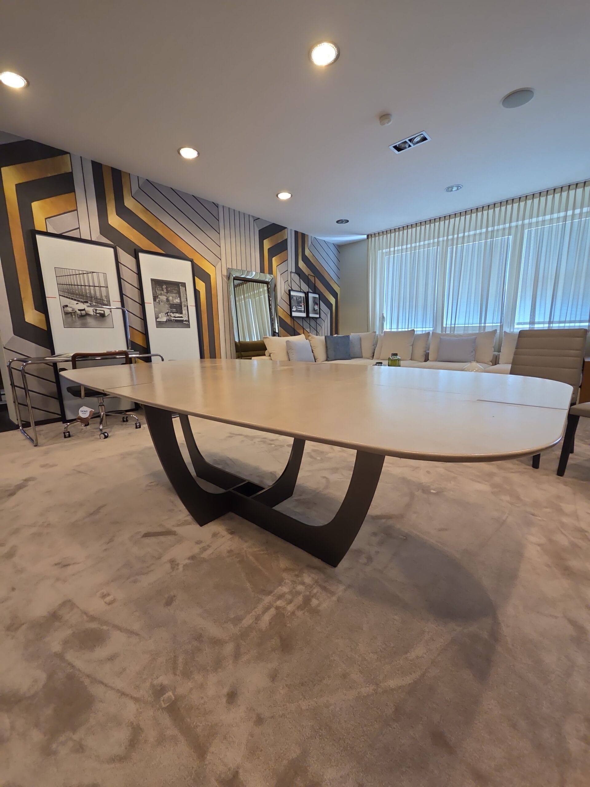 Romeo, jedálenský stôl